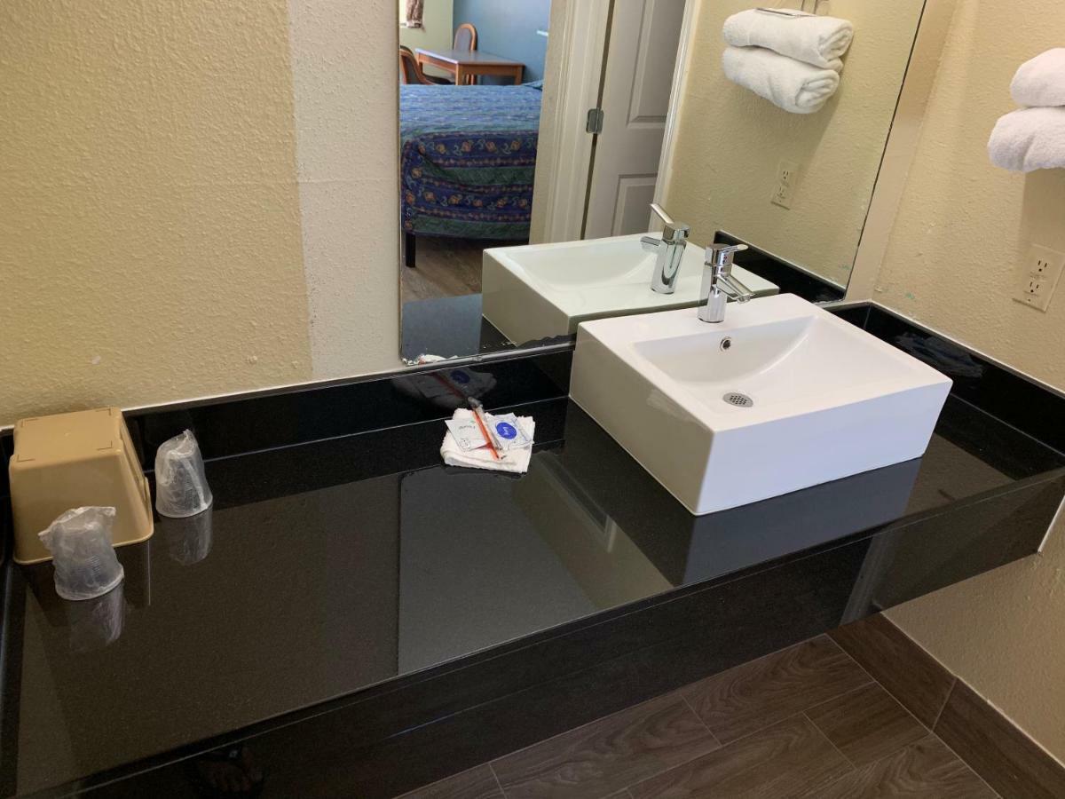 Guest Inn And Suites Хюстън Стая снимка